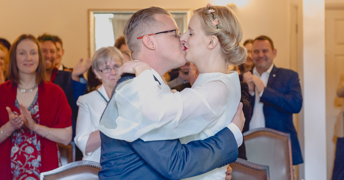 The wedding kiss at a city wedding venue by Wilson and Lewis Photography