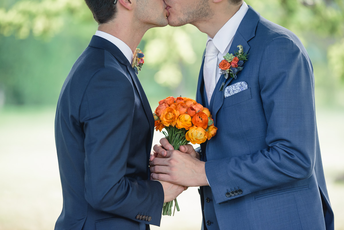 samesex wedding photo at collingrove homestead