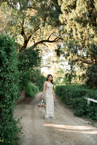 bride with bouquet eloped in South Australia