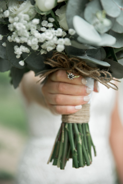 Bridal bouquet with ring detail